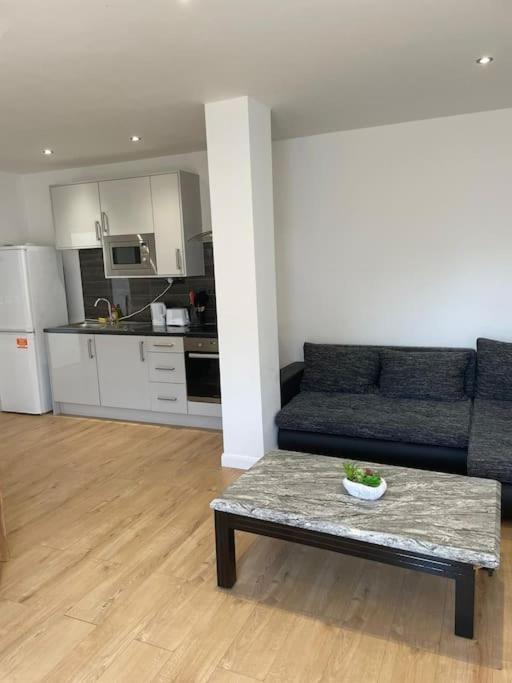 Apartamento Flat 1 Latchmere, 2 Bedroom, 2 Bathroom Flat *