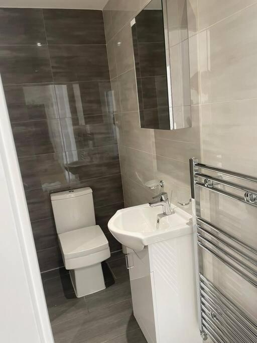 Flat 1 Latchmere, 2 Bedroom, 2 Bathroom Flat Apartamento *
